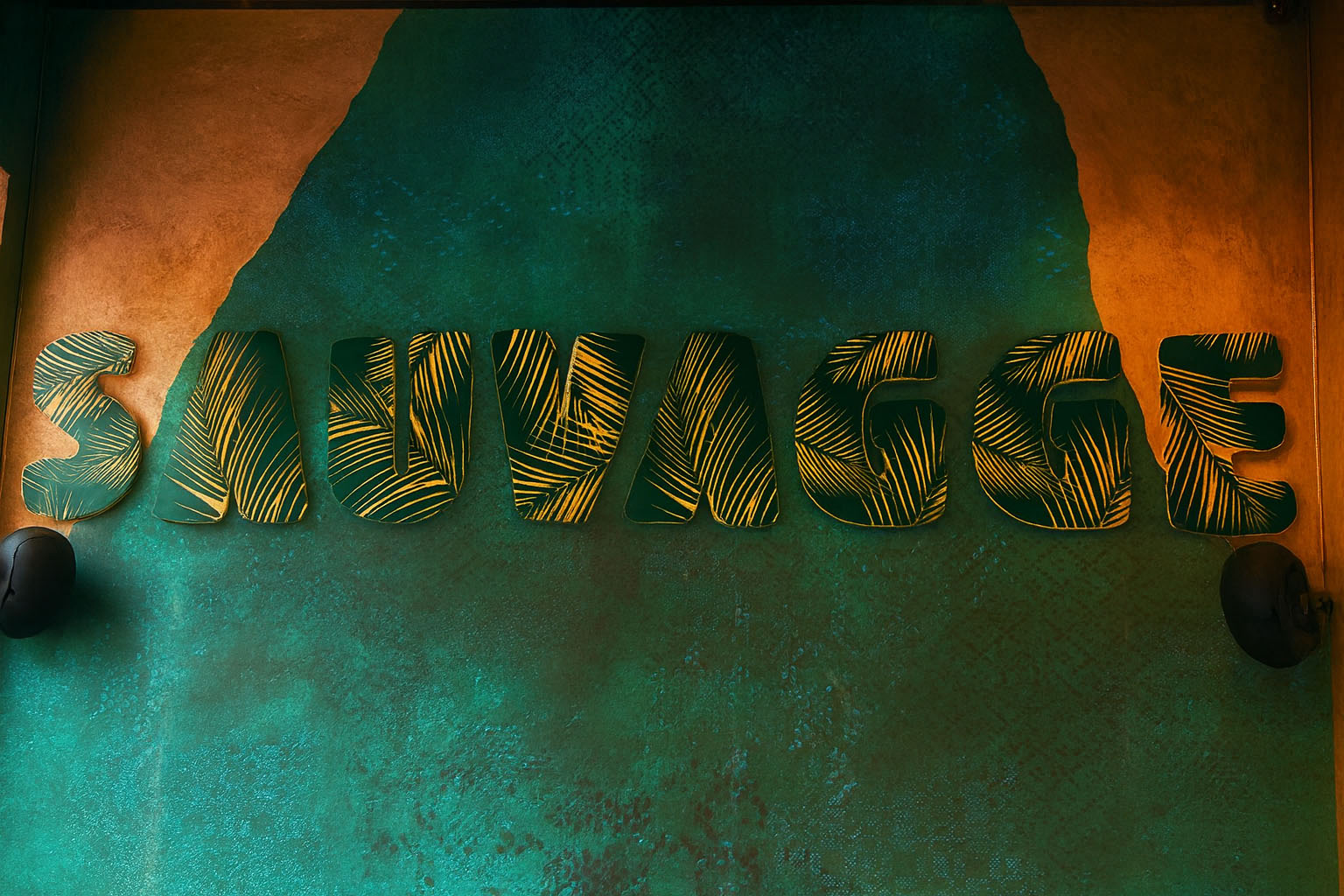 Vista del interior de Sauvagge con barra y mural de tigre