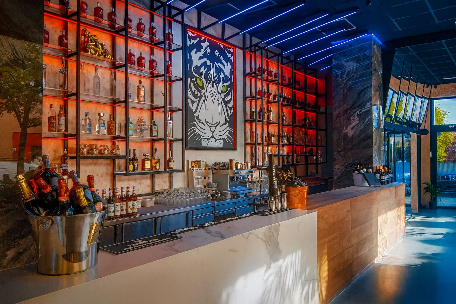 Estantería iluminada con botellas en Sauvagge