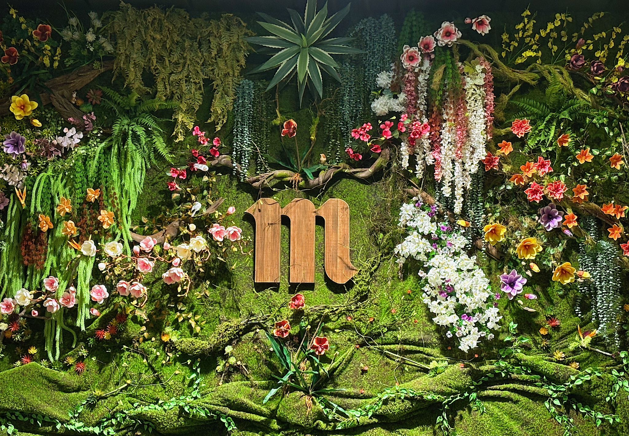 Barra principal de Sauvagge con iluminación de neón y mural de tigre